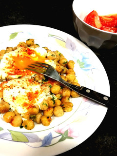 Una foto de Garbanzos tostados con huevos a la tapa