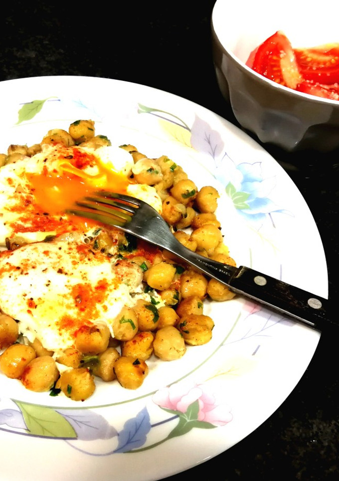 Una foto de Garbanzos tostados con huevos a la tapa