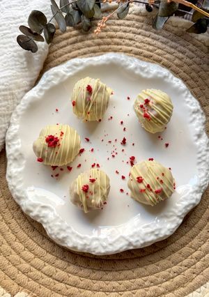 Una foto de Cake pops de chocolate blanco y bizcocho San Valentín