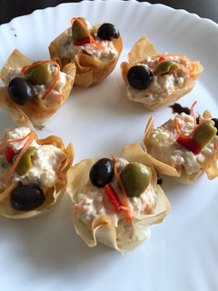 Una foto de Ensaladilla rusa en flores de masa filo