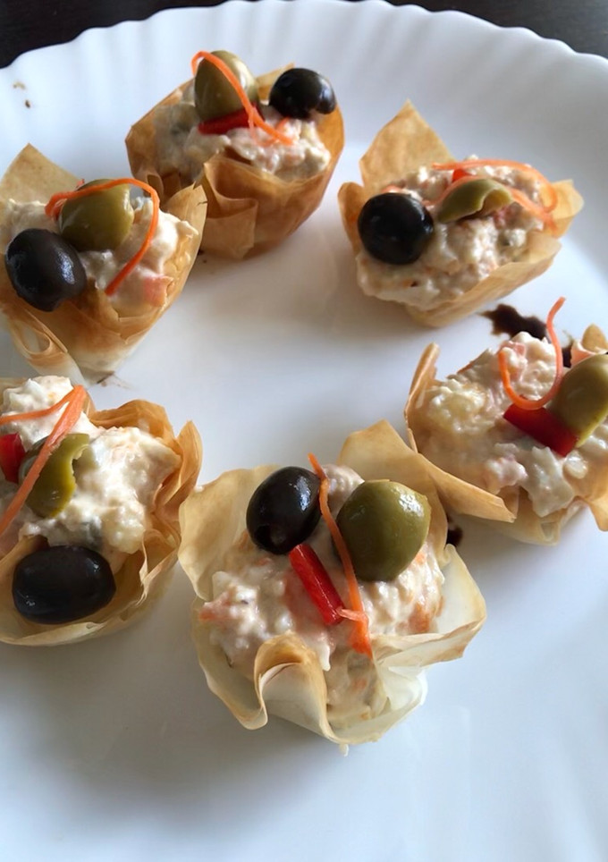 Una foto de Ensaladilla rusa en flores de masa filo