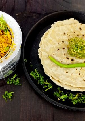 गावरान झुणका भाकरी (Gavran Zunka Recipe In Marathi) रेसिपी चे मुख्य फोटो 