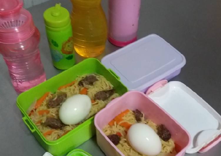 How to Make Quick Noodles, Boiled eggs and Sausage