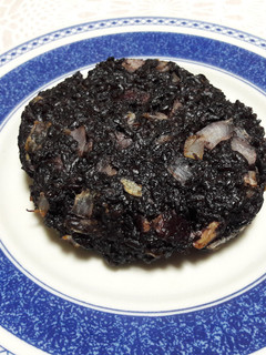 Una foto de Hamburguesa de arroz negro baja en grasa, sin gluten y vegana 🍔