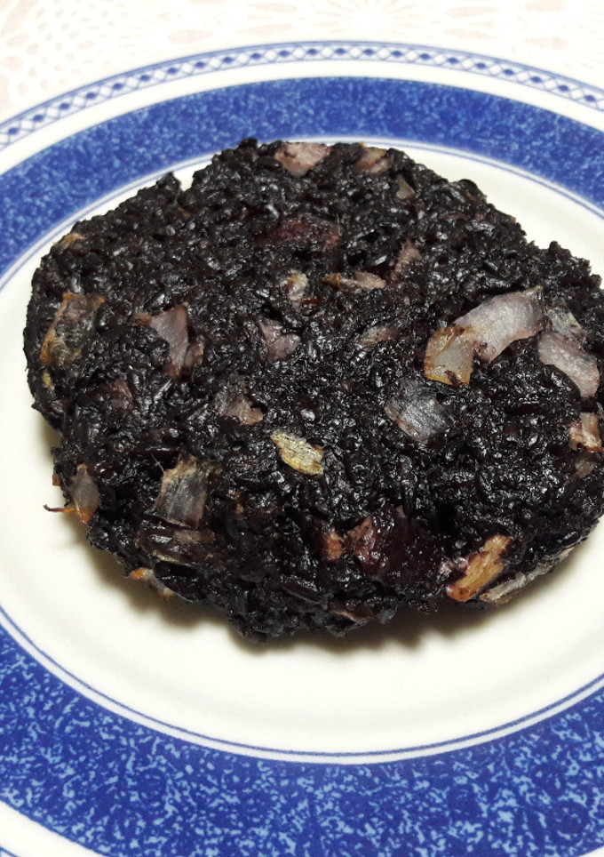Una foto de Hamburguesa de arroz negro baja en grasa, sin gluten y vegana 🍔