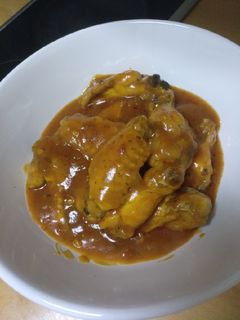 Una foto de Alitas de pollo en salsa
