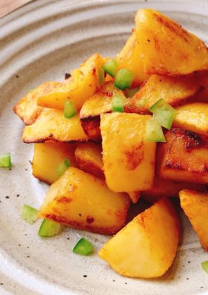 Hình của món Khoai tây rim mặn sa tế.