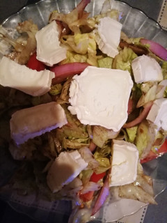 Una foto de Ensalada con rulo de cabra