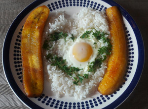 Una foto de Arroz a la cubana con huevo y plátano