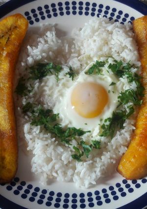 Una foto de Arroz a la cubana con huevo y plátano