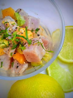 Una foto de Ceviche de atún y mango