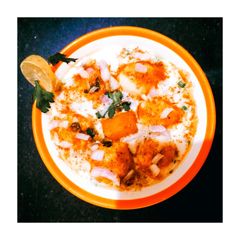 A picture of Aloo dum dahi bara.