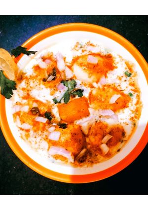 A picture of Aloo dum dahi bara.