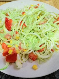 Una foto de Espagueti de calabacín con salsa de aguacate