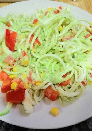 Foto principal de Espagueti de calabacín con salsa de aguacate