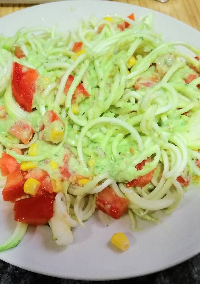 Una foto de Espagueti de calabacín con salsa de aguacate