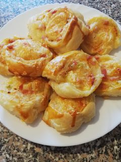 Egyszerű sajtos-sonkás csiga recept fotója
