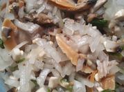 Una foto de almeja con cilantro plato frío