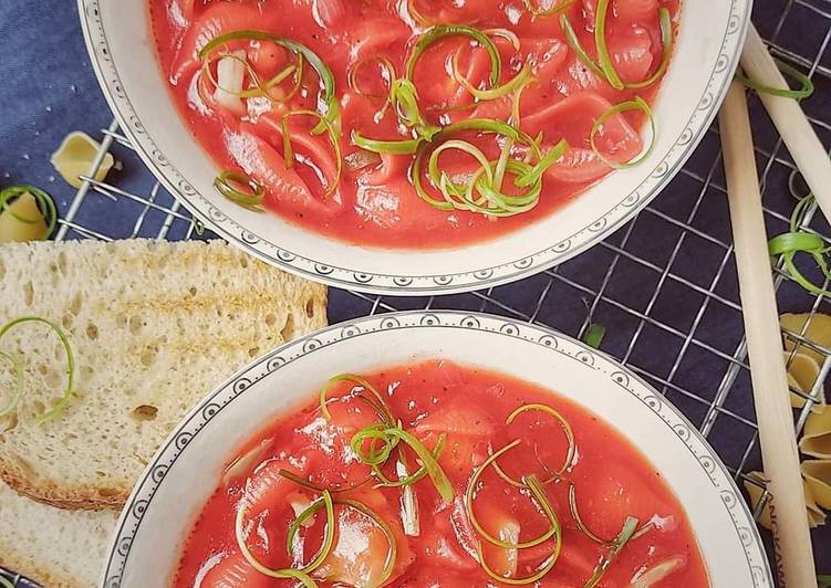 Red macroni soup