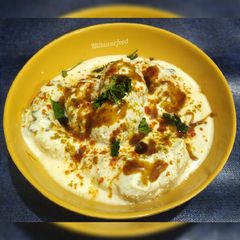 A picture of Dahi vada / Thayir Vadai.