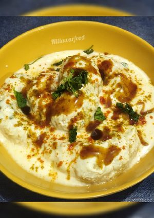 A picture of Dahi vada / Thayir Vadai.