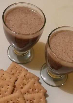 Una foto de Licuado de plátano con avena y chocolate