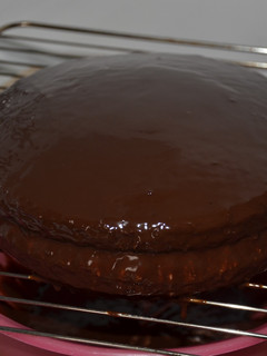 Una foto de Bizcocho de limón cubierto de chocolate