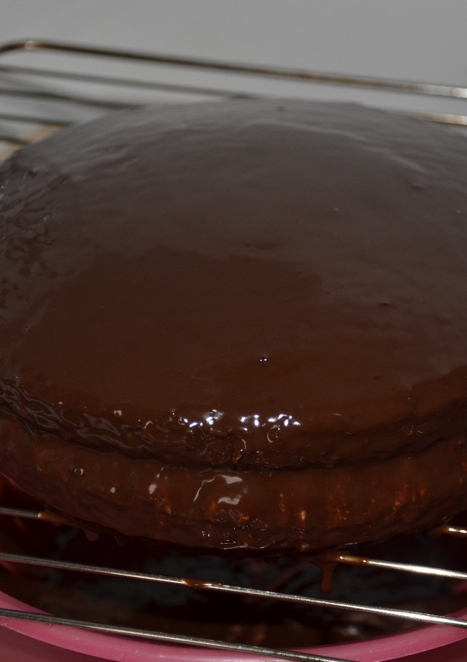 Una foto de Bizcocho de limón cubierto de chocolate