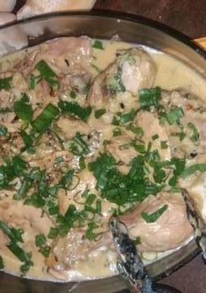 Una foto de Pollo con crema y verdeo