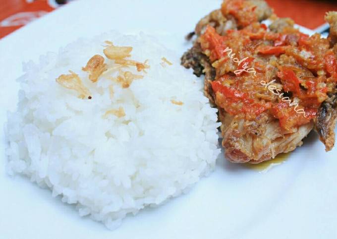 Yuk intip, Cara praktis buat Ayam Penyet Geprek Pedas  menggugah selera