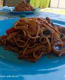 Udon con pulpo, zanahoria y espárragos