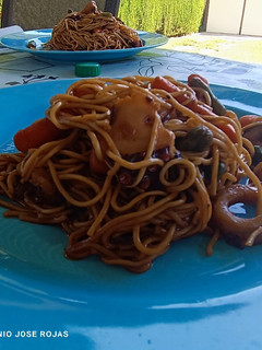 Una foto de Udon con pulpo, zanahoria y espárragos
