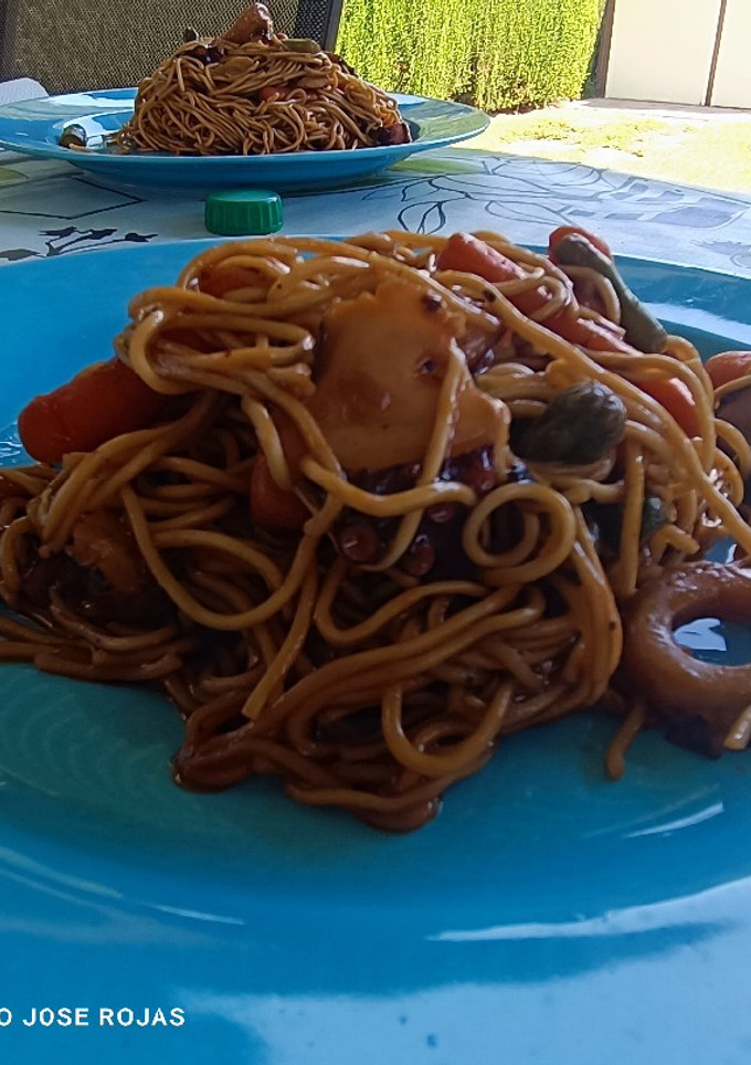 Una foto de Udon con pulpo, zanahoria y espárragos