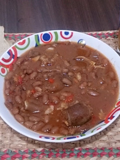 Una foto de Frijoles bayos con oreja y chorizo (Olla de cocción lenta-SlowCooker)