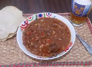 Una foto de Frijoles bayos con oreja y chorizo (Olla de cocción lenta-SlowCooker)
