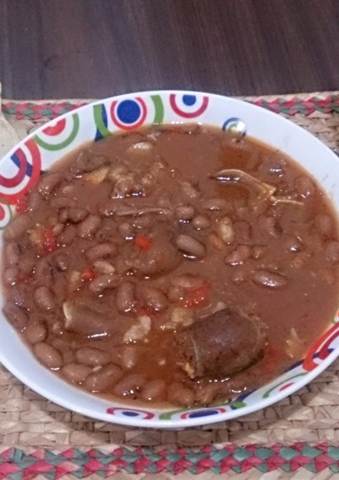 Una foto de Frijoles bayos con oreja y chorizo (Olla de cocción lenta-SlowCooker)