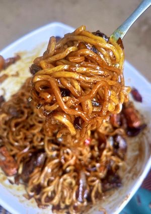 A picture of Jajangmyeon (korean black Noodles).
