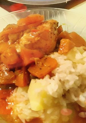 Una foto de Pollo a la cacerola & arroz saborizado 🍜🍴