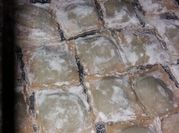 Una foto de ravioles de ricotta y espinaca