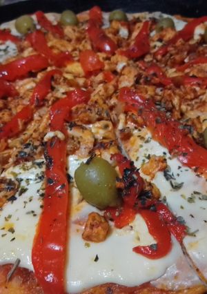 Una foto de Pizza con pollo y morrón
