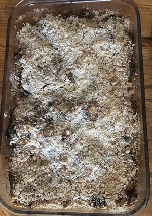 Une photo de Crumble courgettes champignons oignons en croûte de parmesan aux amandes