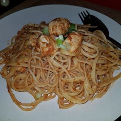 A picture of Spaghetti chicken pesto.