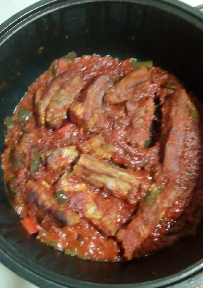 Una foto de Costillas con tomate y pimientos