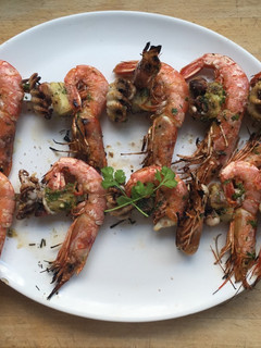 Una foto de Brochetas de pescado y marisco