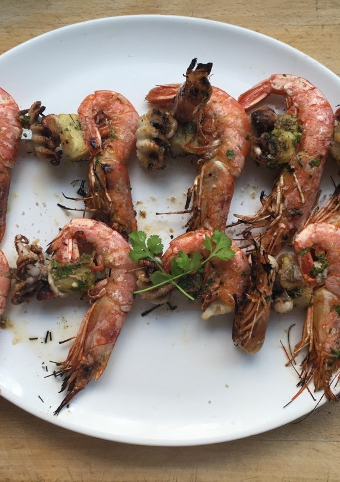 Una foto de Brochetas de pescado y marisco