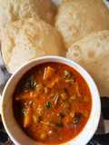 स्पाइसी आलू मटर विद लुची(spicy aloo matar with luchi recipe in hindi)