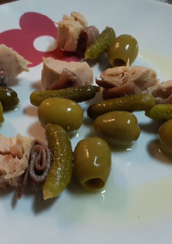 Una foto de Pincho de aceituna, pepinillo, bonito y anchoa