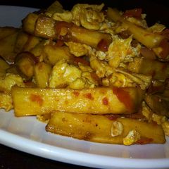 A picture of Yam in sauce and scrambled eggs.