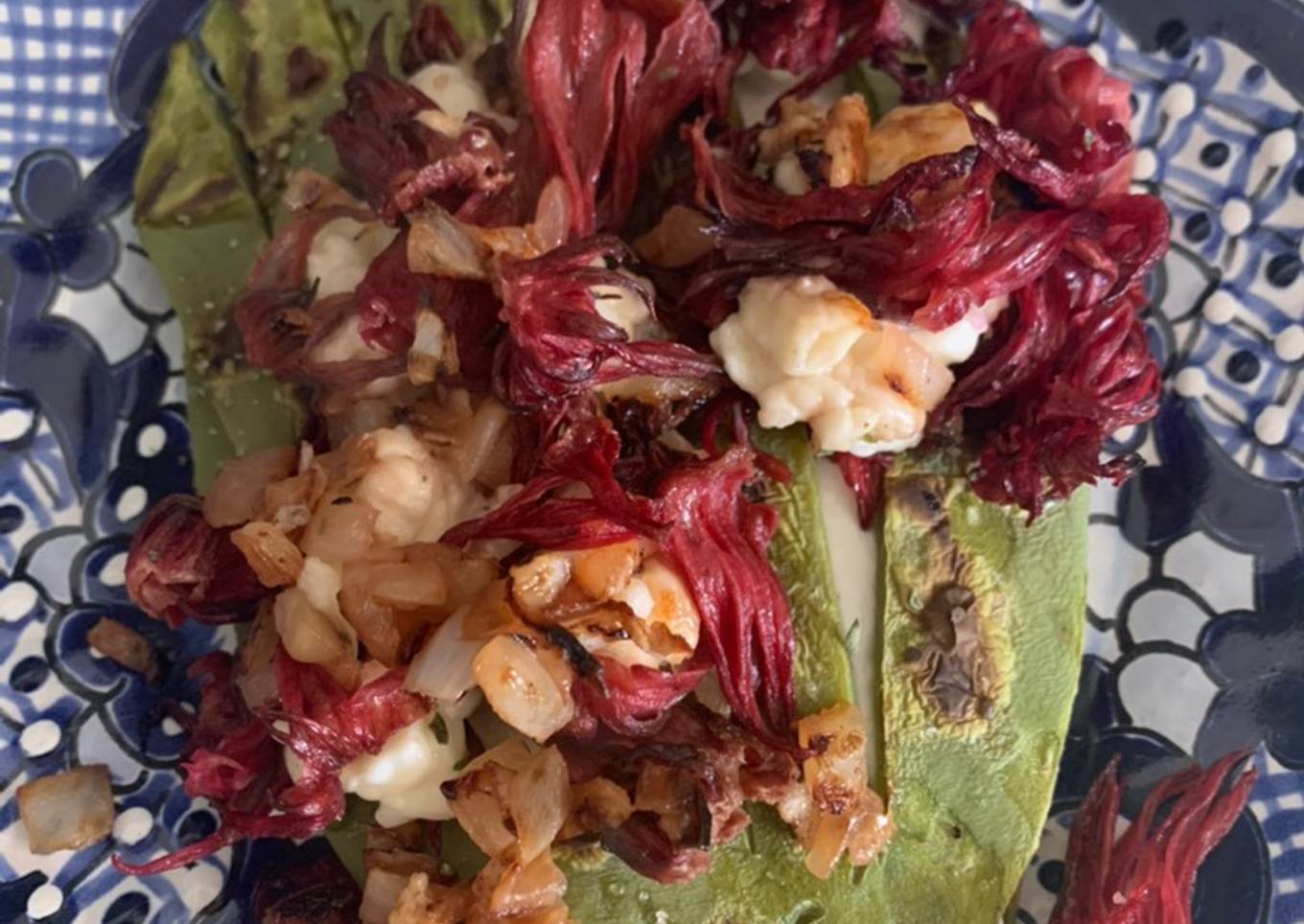 Nopal asado con requesón y flor de jamaica