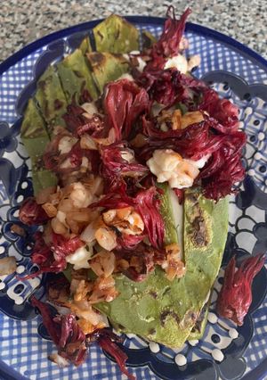 Una foto de Nopal asado con requesón y flor de jamaica